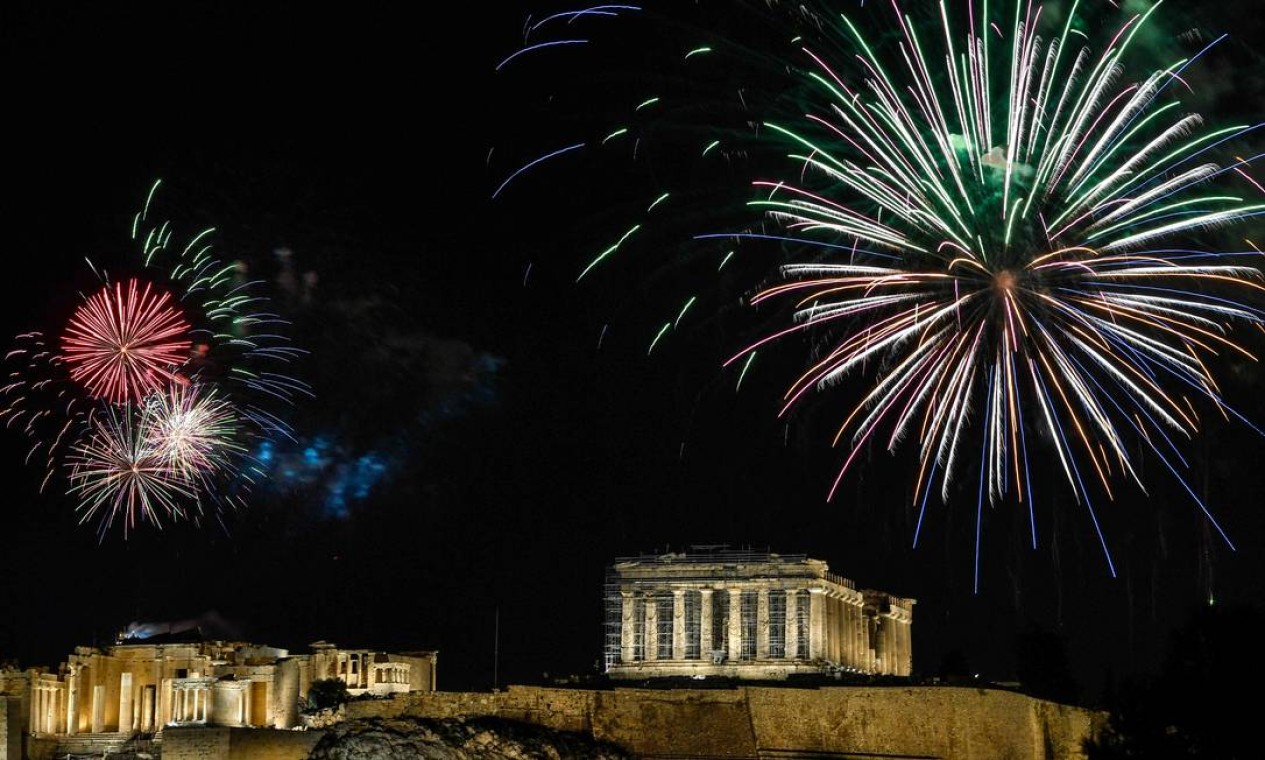 Fogos de artifício explodem sobre a antiga Acrópole em Atenas durante as celebrações do ano novo Foto: LOUISA GOULIAMAKI / AFP