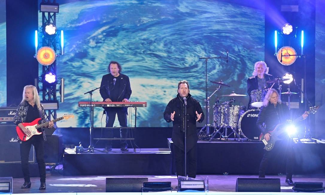 The German rock band Karat performs in front of the famous Brandenburg Gate during the show 'Willkommen 2021' Photo: JOHN MACDOUGALL / AFP