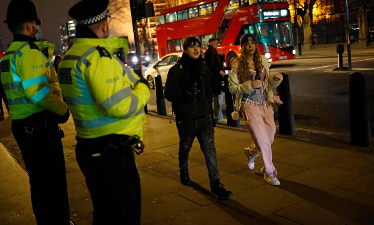 Policiais patrulham a Westminster, em uma Londres quase deserta, na véspera do Ano Novo, enquanto as autoridades da cidade esperam que a determinação para ficar em casa seja obedecida Foto: TOLGA AKMEN / AFP