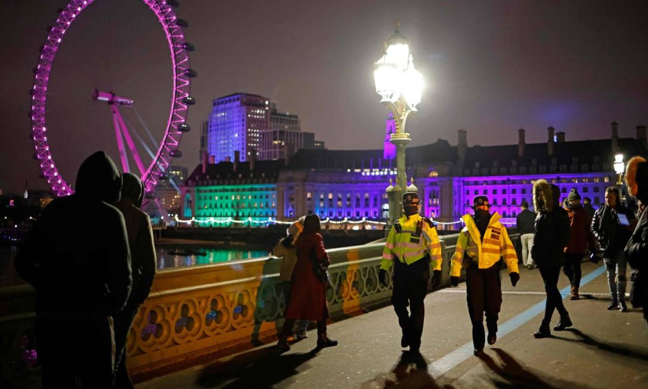 Policiais dispersam as pessoas na ponte de Westminster, em Londres Foto: TOLGA AKMEN / AFP