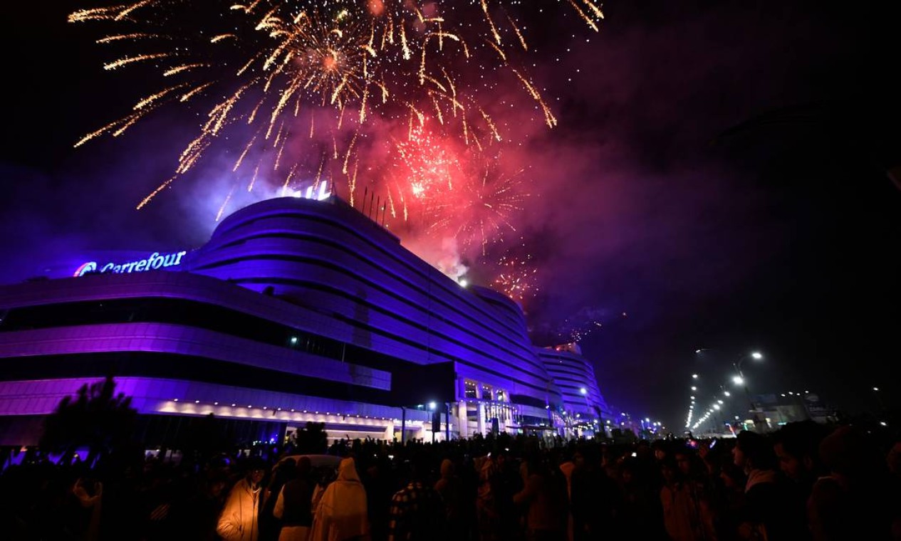 As pessoas assistem a fogos de artifício durante as celebrações do Ano Novo em Rawalpindi, no Paquistão Foto: AAMIR QURESHI / AFP