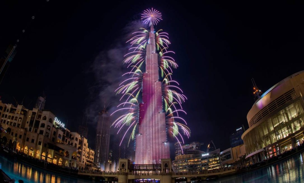 Fogos de artifício explodem na torre Burj Khalifah, em Dubai, durante as celebrações da véspera de ano novo Foto: - / AFP