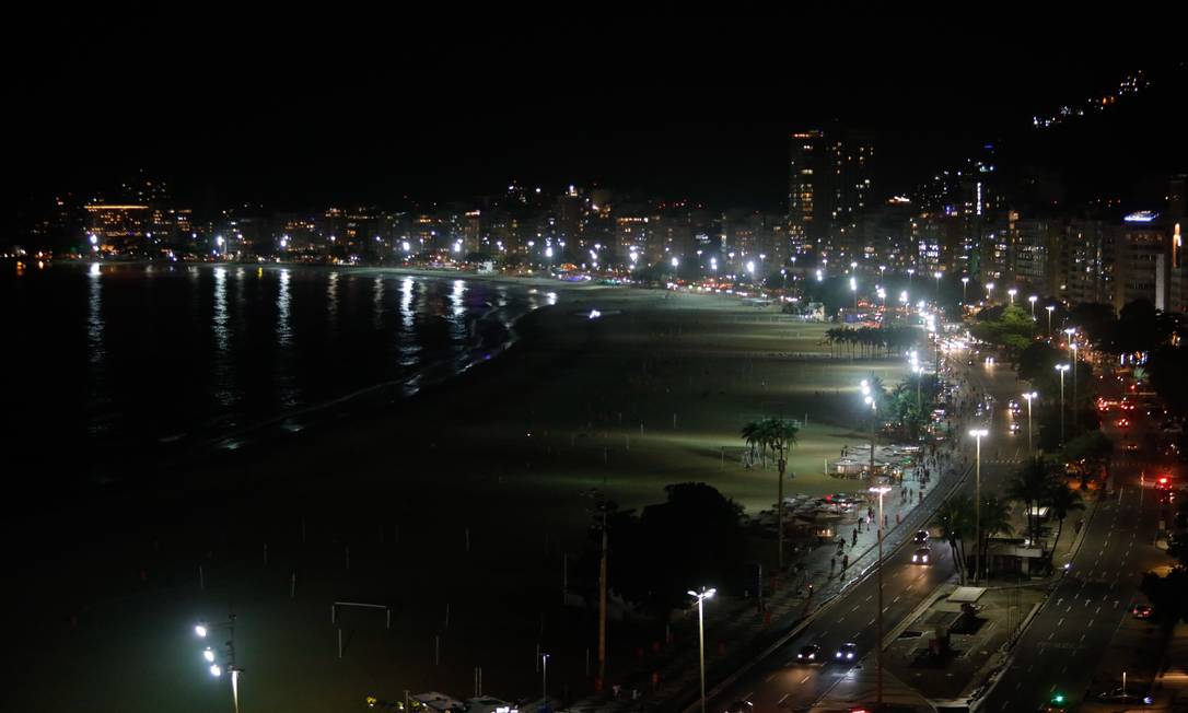 Praias de Copacabana está esvaziada neste noite de réveillon Foto: Brenno Carvalho 