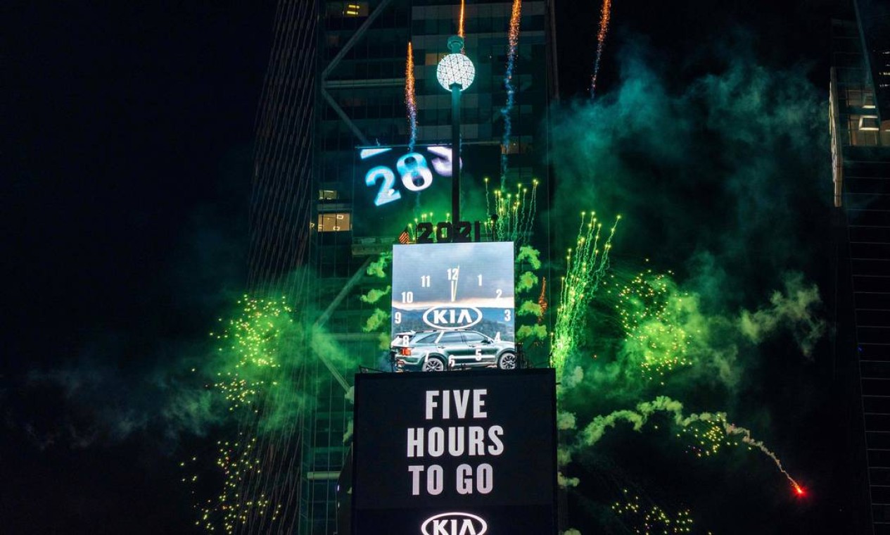 Fogos de artifício são disparados a cada hora antes da meia-noite na Times Square na véspera de Ano Novo em Nova York Foto: COREY SIPKIN / AFP