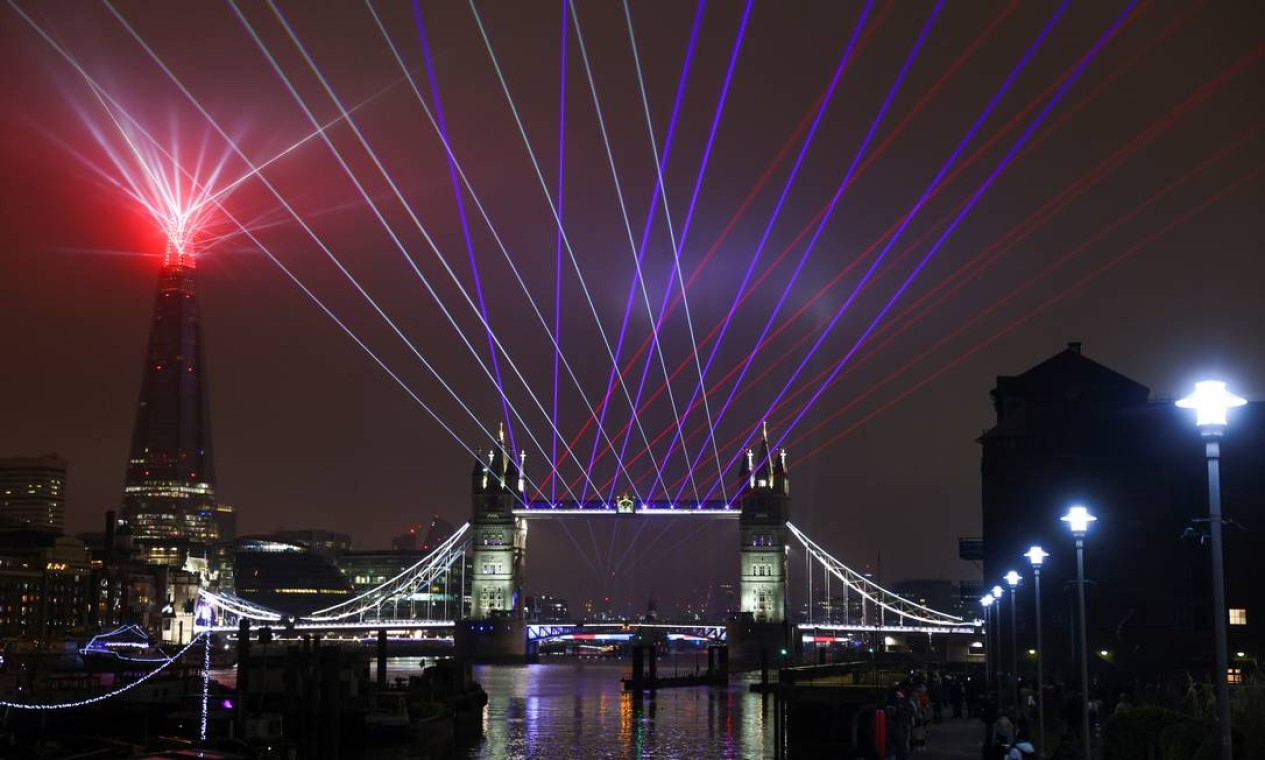 Um show de luzes é visto na Tower Bridge no ano novo, em Londres Foto: SIMON DAWSON / REUTERS
