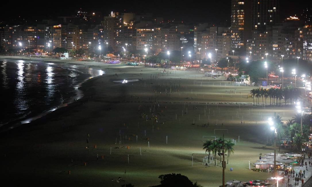Areias vazias em plena virada de ano novo em Copacabana Foto: Brenno Carvalho / Agência O Globo