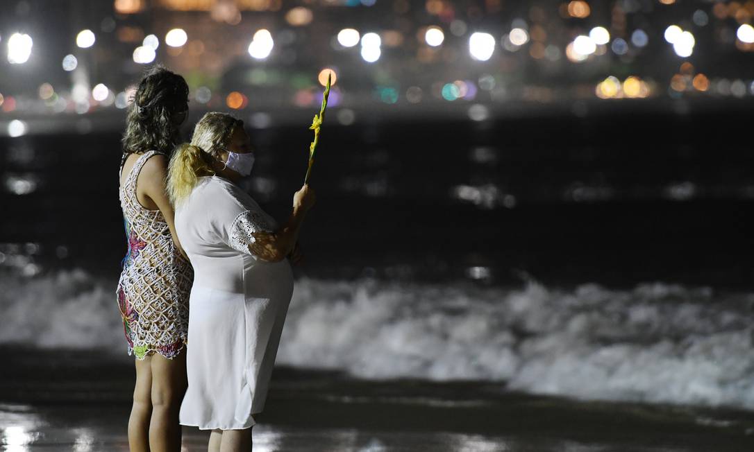 Poucas pessoas se aventuraram a ir até a praia na virada do ano Foto: Alexandre Brum / Agência O Globo