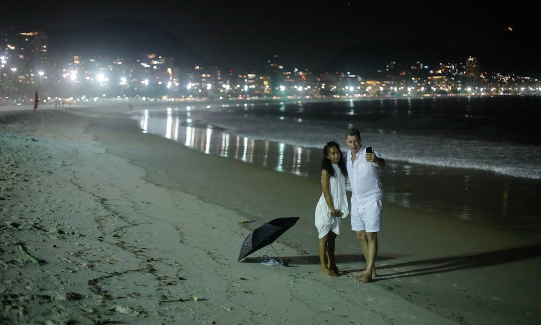 Uma foto inédita em pleno réveillon: o casal sozinho nas areias de Copacabana Foto: Agência O Globo