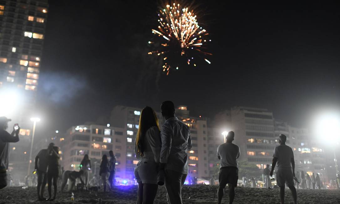 A timidez dos fogos de artifício no ano da pandemia não afastou a emoção do evento Foto: LUCAS LANDAU / REUTERS