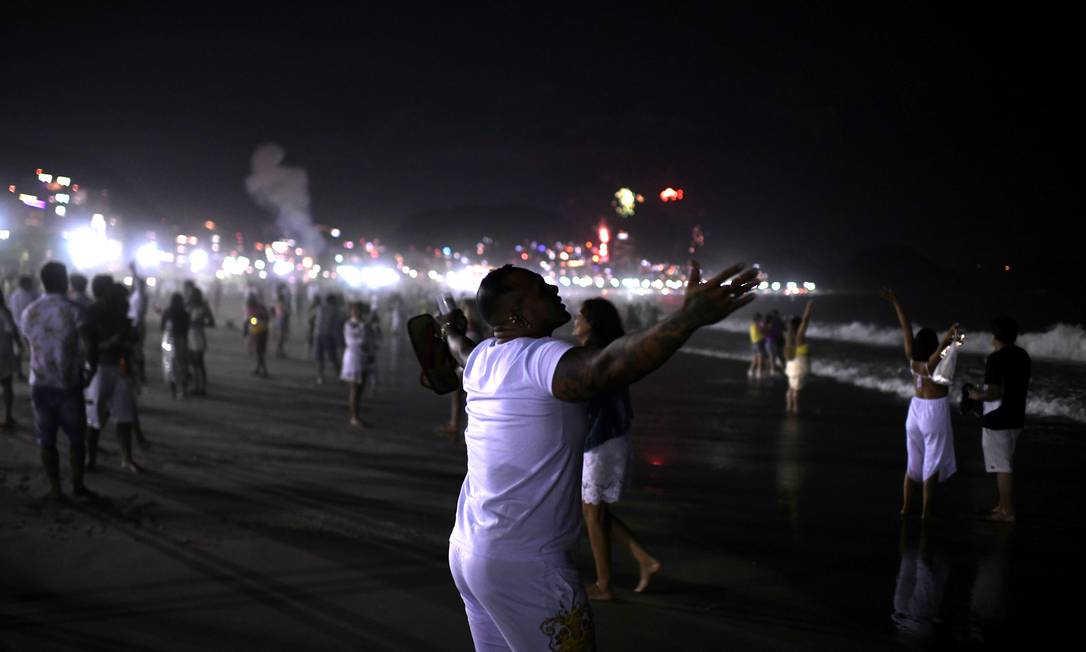 O agradecimento e o alívio por deixar para trás 2020, o ano da pandemia Foto: LUCAS LANDAU / REUTERS