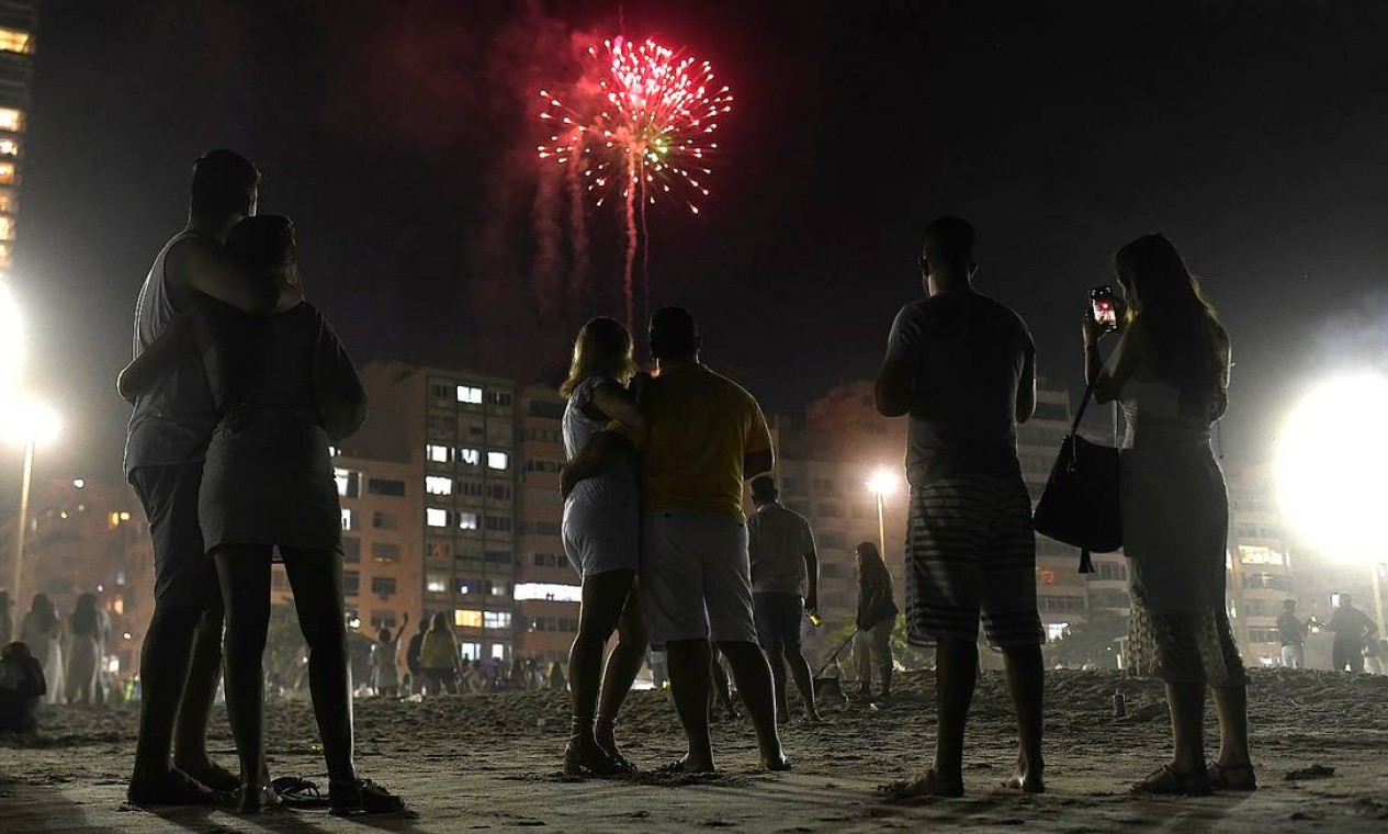 2021 - Das areias de Copacabana, o público bem menor que em anos anteriores brindou ao ano novo Foto: LUCAS LANDAU / REUTERS