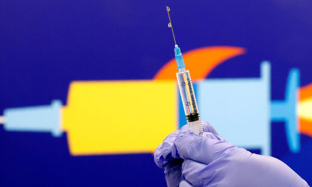 Profissional de saúde prepara injeção da vacina contra Covid-19 da Pfizer, em Israel Foto: JACK GUEZ / AFP