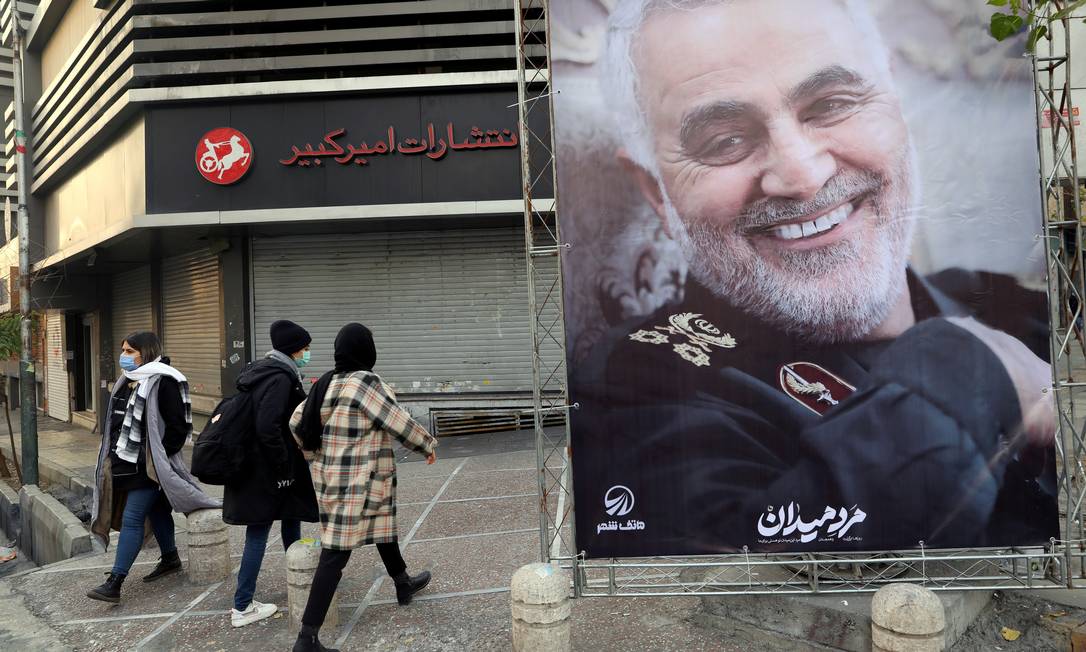 Moradores de Teerã passam por foto do general Qassem Soleimani, assassinado há um ano Foto: WANA NEWS AGENCY / via REUTERS