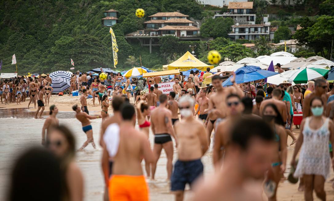 Búzios teve praias lotadas na véspera do Ano Novo Foto: Hermes de Paula / Agência O Globo