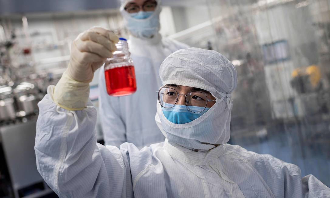 Parcela da comunidade científica mobilizada para trabalhar em uma única doença não tem precedentes na história recente Foto: NICOLAS ASFOURI/AFP / AFP