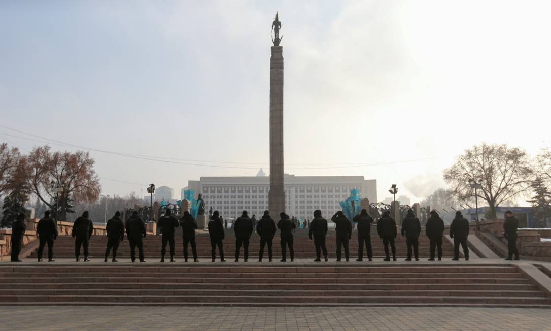 Agentes de segurança protegem o Monumento da Independência durante evento da oposição em Almaty, no Cazaquistão Foto: PAVEL MIKHEYEV / REUTERS/16-12-2020
