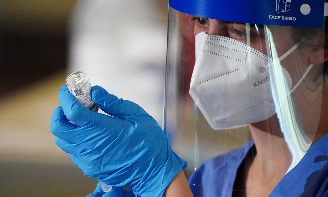 Enfermeira prepara seringa para vacinação em Nova York Foto: CARLO ALLEGRI / REUTERS