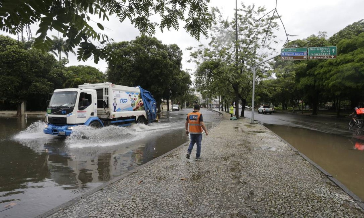 Rio Entra Em Estágio De Atenção Devido à Chuva E Alagamentos Marcam Início Do Governo De 
