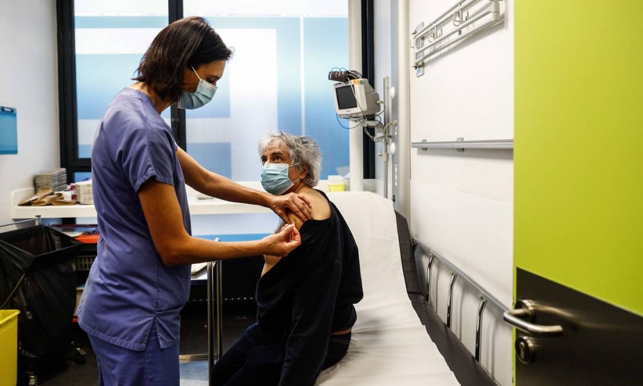 Uma enfermeira aplica uma dose da vacina Pfizer-BioNTech Covid-19 no hospital Hotel-Dieu, em Paris, como parte de uma campanha de vacinação para profissionais de saúde com 50 anos ou mais lançada no país Foto: SAMEER AL-DOUMY / AFP