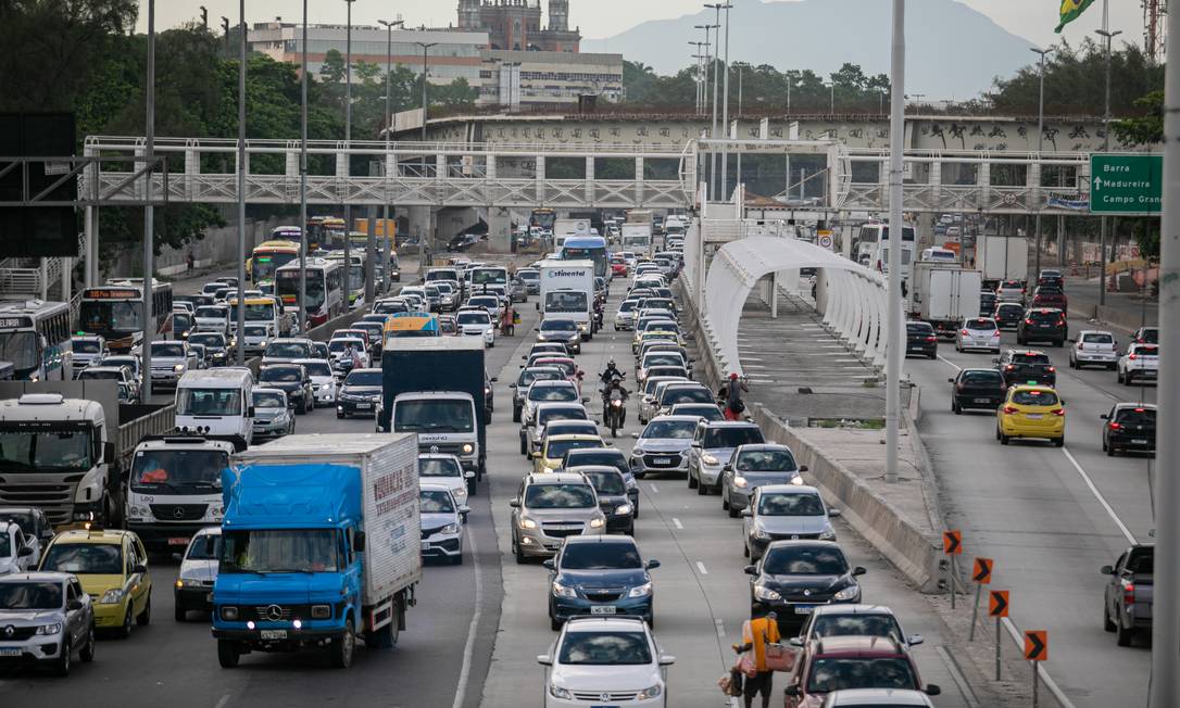 Trânsito na Aveninda Brasil: países como Reino Unido e Japão já estabeleceram metas para fim da comercialização de carros a gasolina Foto: Brenno Carvalho / Agência O Globo