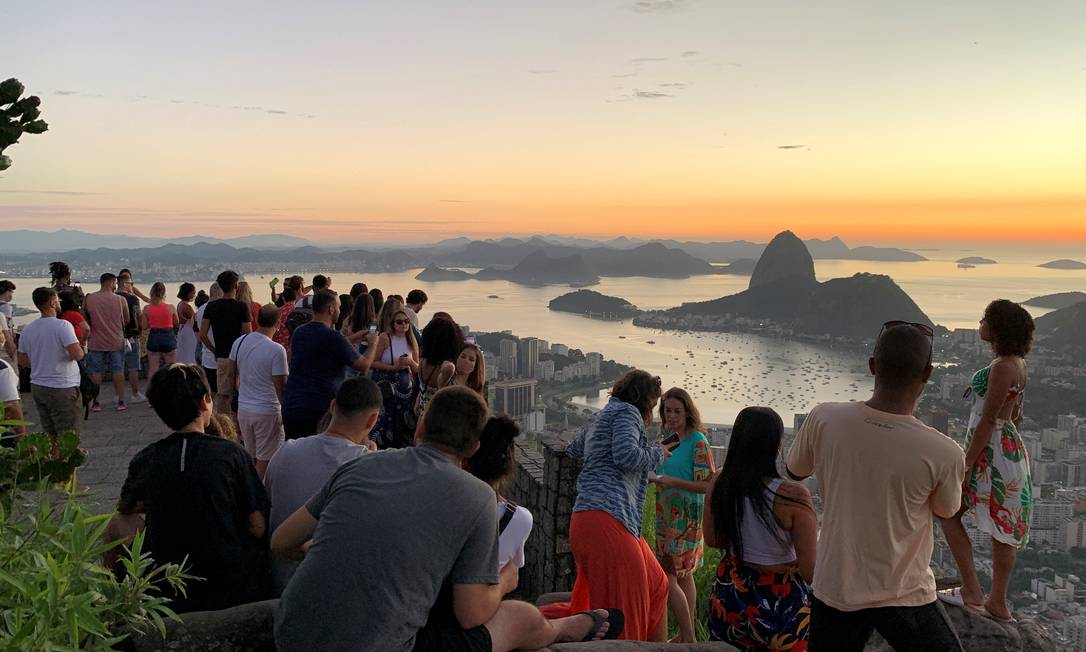 Pontos turísticos do Rio, como o Mirante da Dona Marta, ficaram cheios no fim de ano Foto: Sergio Queiroz/Reuters / Sergio Queiroz/Reuters