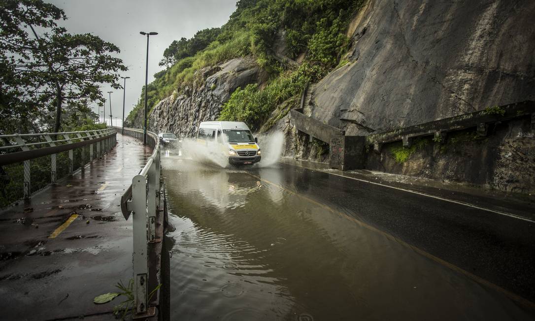 Chuva provoca alagamentos em trechos da Avenida Niemeyer Foto: Guito Moreto