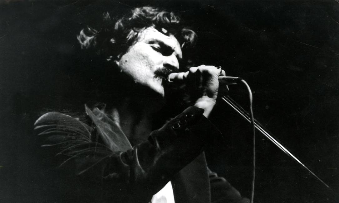 O cantor Belchior em show de 1978 Foto: Agência O Globo