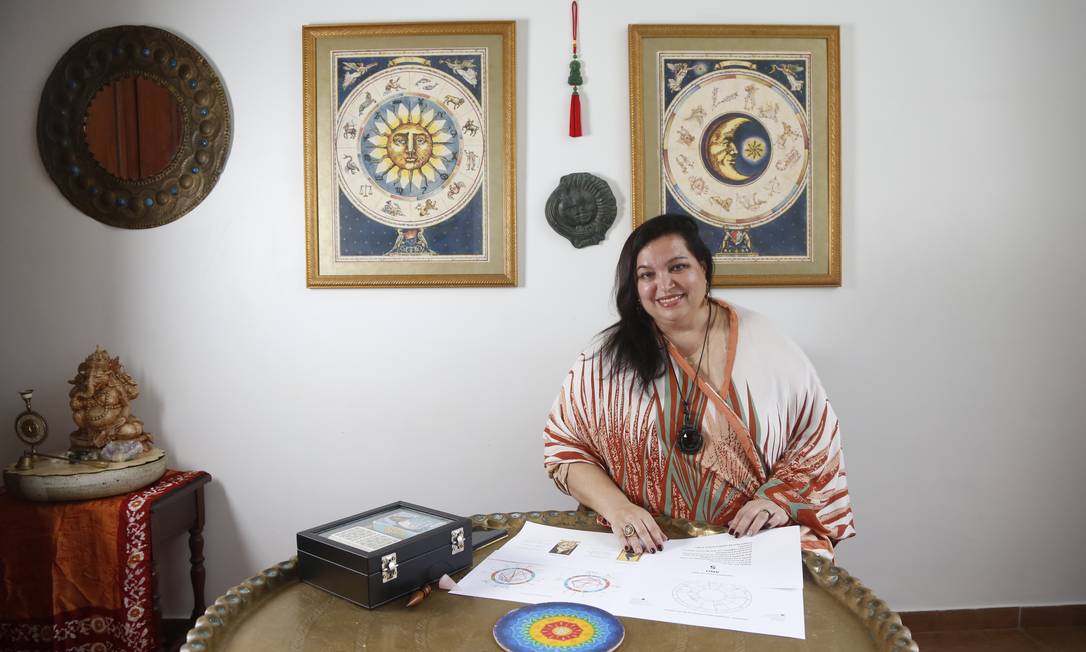 A astróloga Suely Tobar com os mapas astrais de Eduardo Paes e da prefeitura: 'A gente tem que reagir' Foto: Fábio Rossi