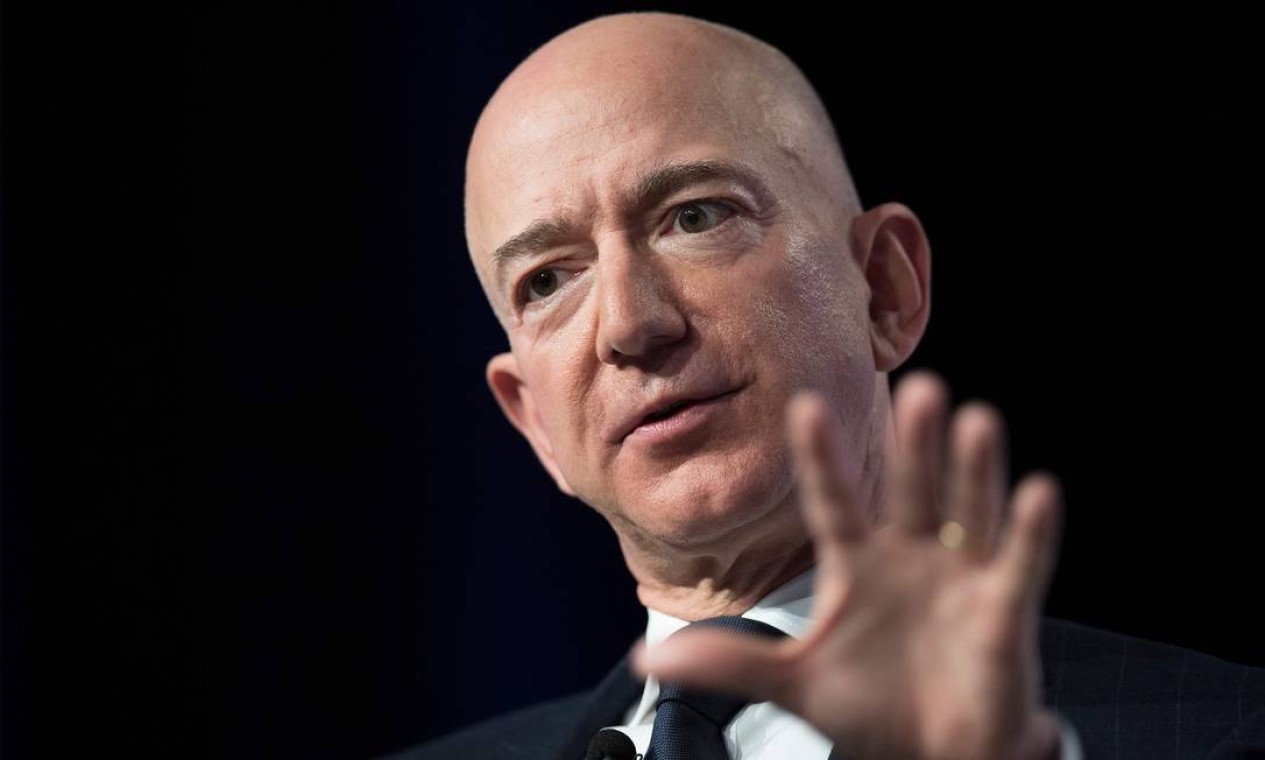 Jeff Bezos, criador da Amazon, viu sua fortuna encolher em em US$ 6 bilhões na lista atual da Forbes, somando US$ 171 bilhões. Foto: JIM WATSON / AFP