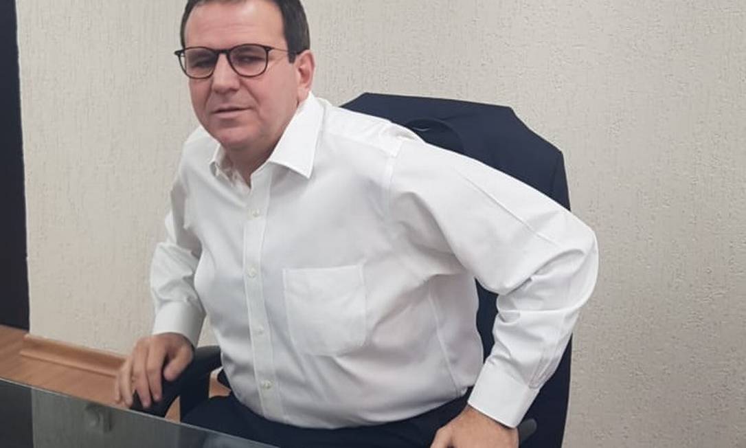 Eduardo Paes em seu gabinete: posição sobre pagamento de servidores em 48 horas Foto: Luiz Ernesto Magalhães / Agência O Globo