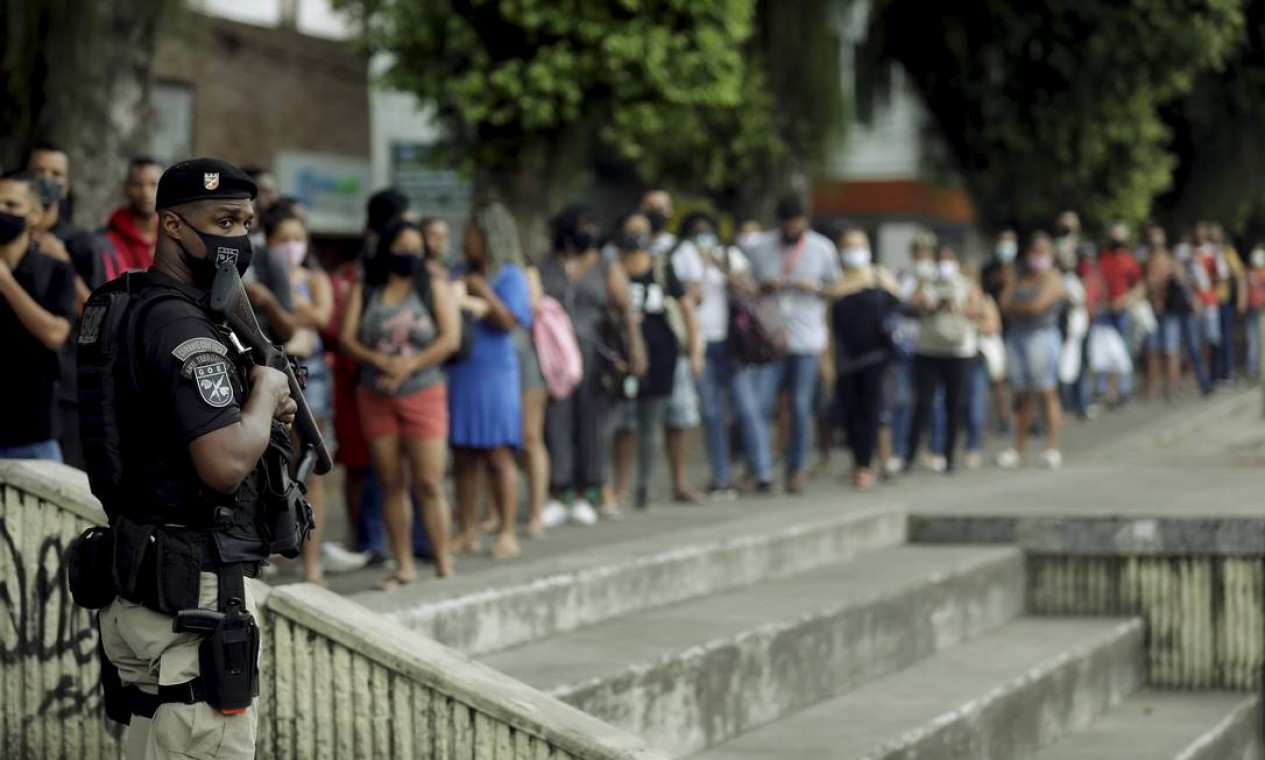 Passageiros precisam enfrentar longas filas para embarcar no BRT Santa Cruz Foto: Gabriel de Paiva / Agência O Globo