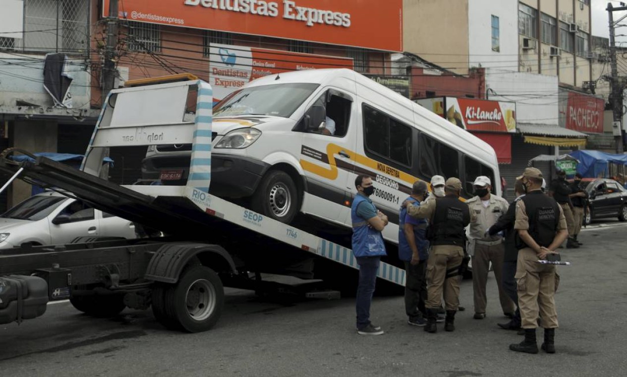 Guarda Municipal remove veículo de transporte alternativo Foto: Gabriel de Paiva / Agência O Globo