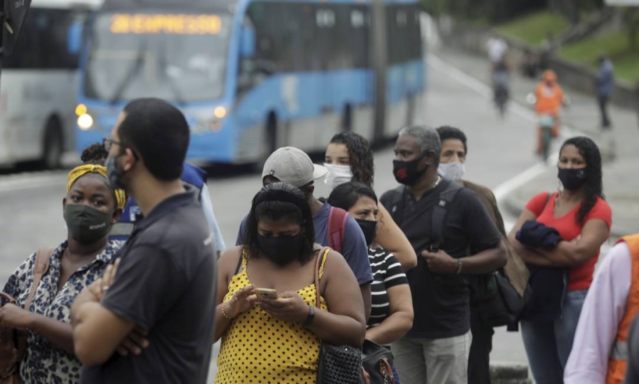 Passageiros enfrentam filas para embarcar no BRT Santa Cruz Foto: Gabriel de Paiva / Agência O Globo