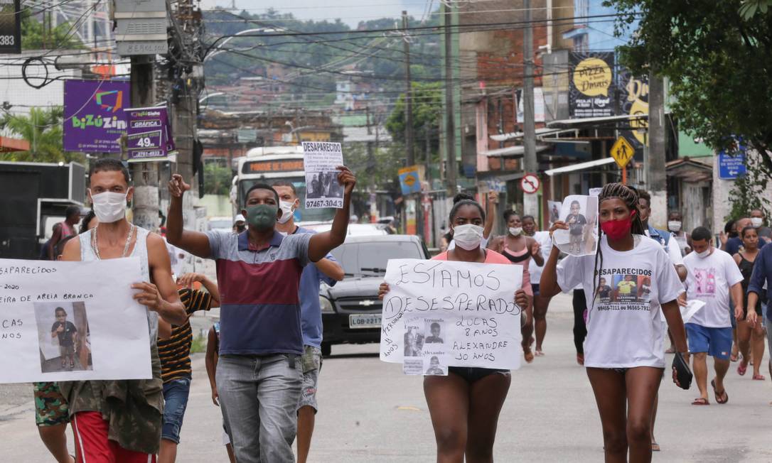 Moradores do bairro Castelar fizeram protesto no domingo pedindo solução do caso Foto: Cléber Júnior / Agência O Globo