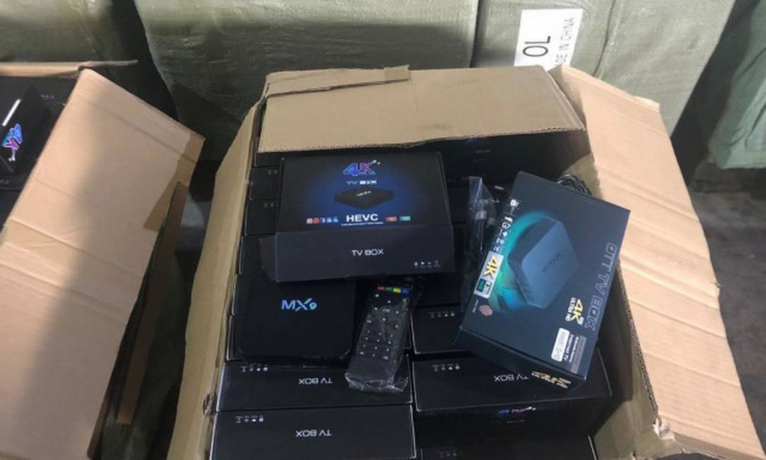 Aparelhos de TV Box contrabandeados pela milícia e apreendidos pela Polícia CIvil e pela Receita Federal Foto: Divulgação