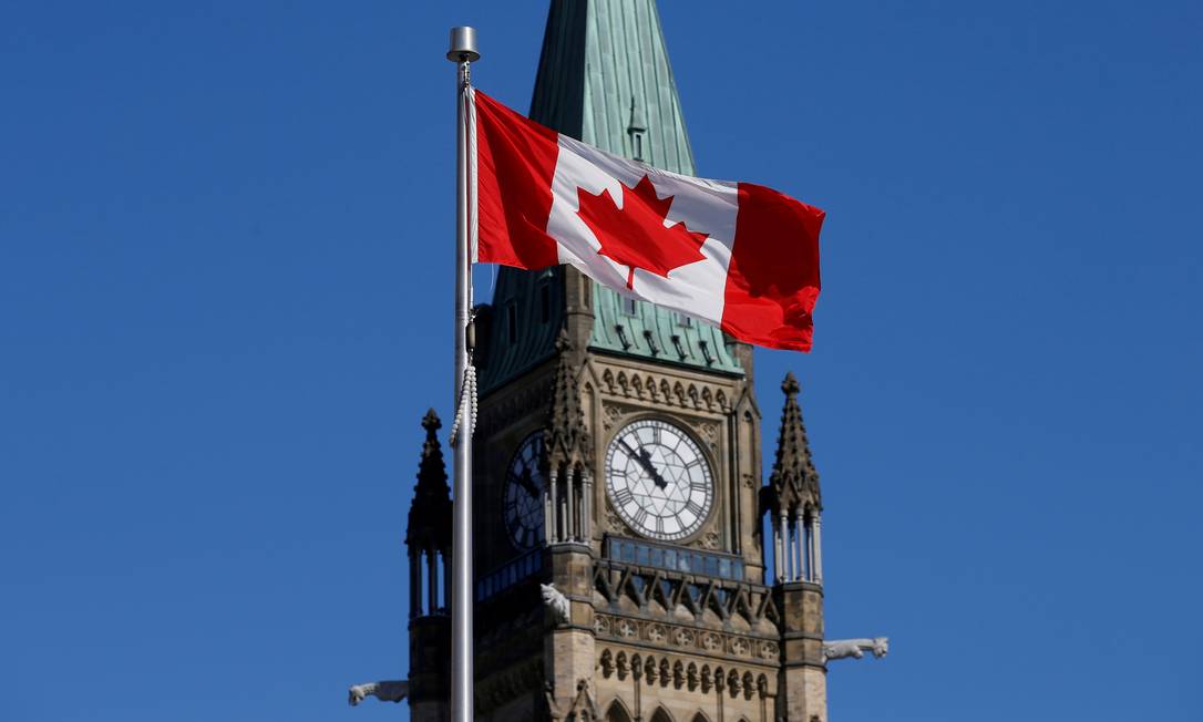 Bandeira do Canadá em frente à torre do Parlamento canadense Foto: Chris Wattie / REUTERS