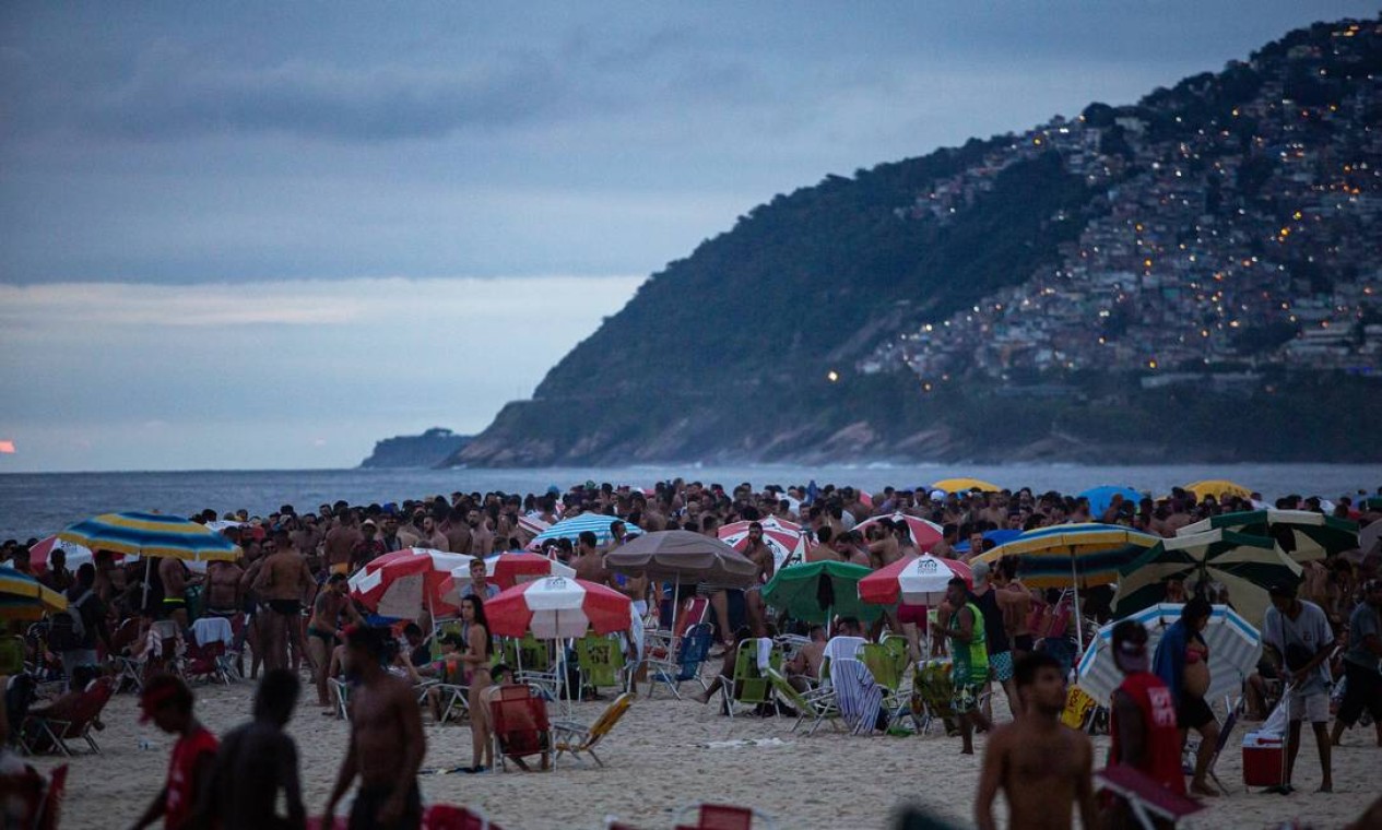 Mesmo sem tempo de céu aberto, praia de Ipanema ficou lotada no primeiro dia útil de 2021 Foto: Hermes de Paula / Agência O Globo