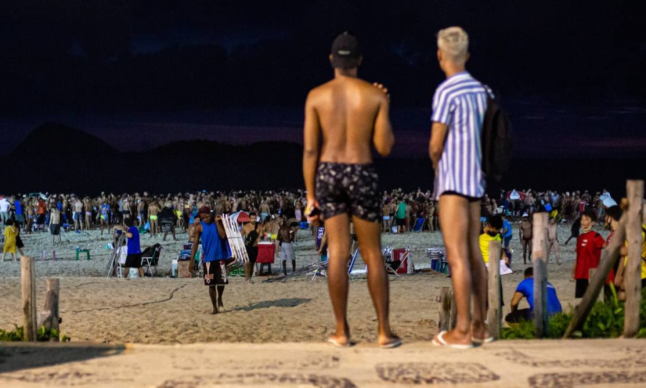 A noite entra, mas as pessoas não saem da praia de Ipanema Foto: Hermes de Paula / Agência O Globo