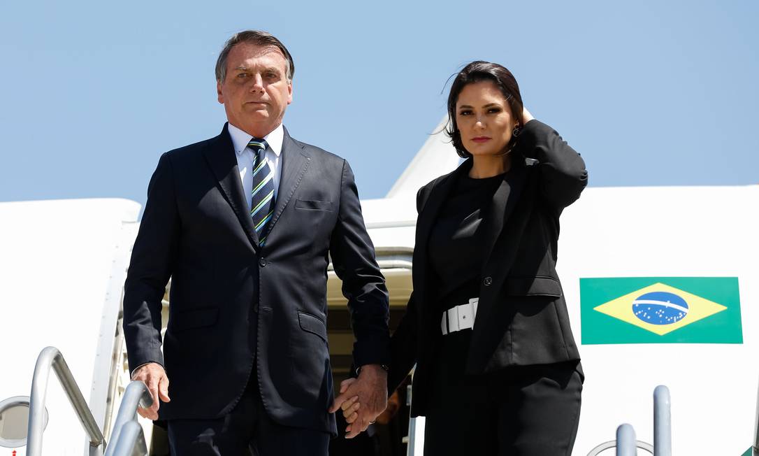 O presidente Jair Bolsonaro e a primeira-dama Michelle Bolsonaro desembarcam no Uruguai, para a posse de Lacalle Pou Foto: Carolina Antunes/Presidência/01-03-2020