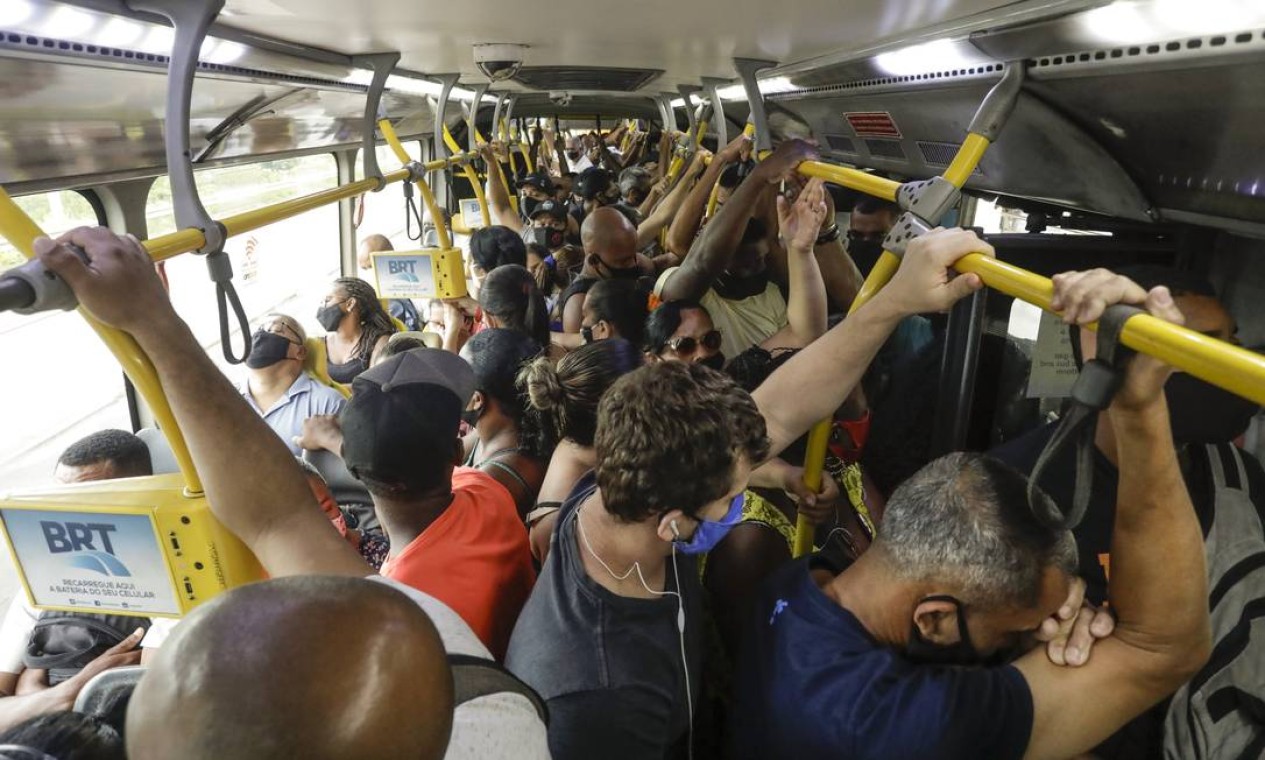 A viagem também da mesma maneira: passageiros aglomerados dentro dos veículos articulados Foto: Gabriel de Paiva / Agência O Globo