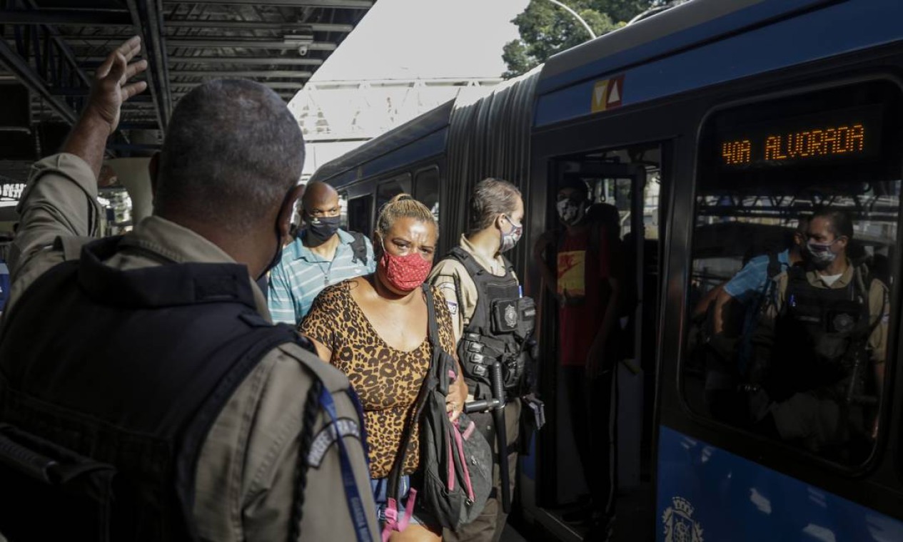 Guarda Municipal orienta passageiros na estação de Madureira Foto: Gabriel de Paiva / Agência O Globo