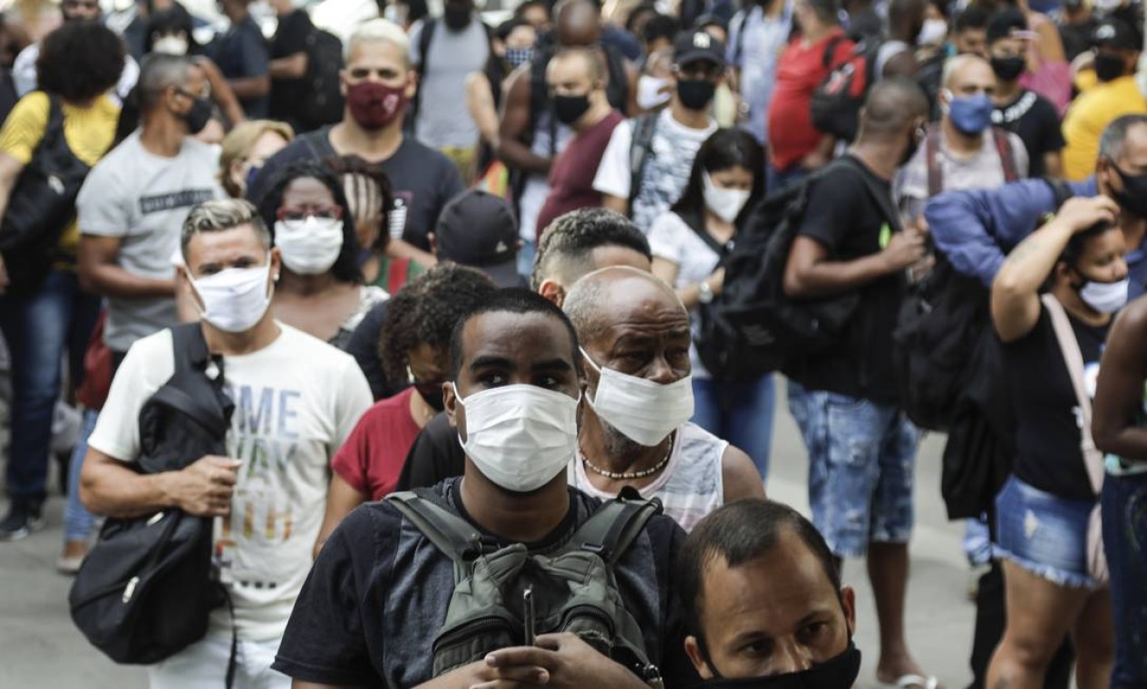 Na estação de Madureira, Guarda Municipal tentou organizar a fila e distribuiu máscaras aos passageiros Foto: Gabriel de Paiva / Agência O Globo