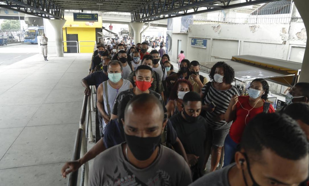 Aglomerados, passageiros usando máscara aguardam embarque na estação de Madureira Foto: Gabriel de Paiva / Agência O Globo