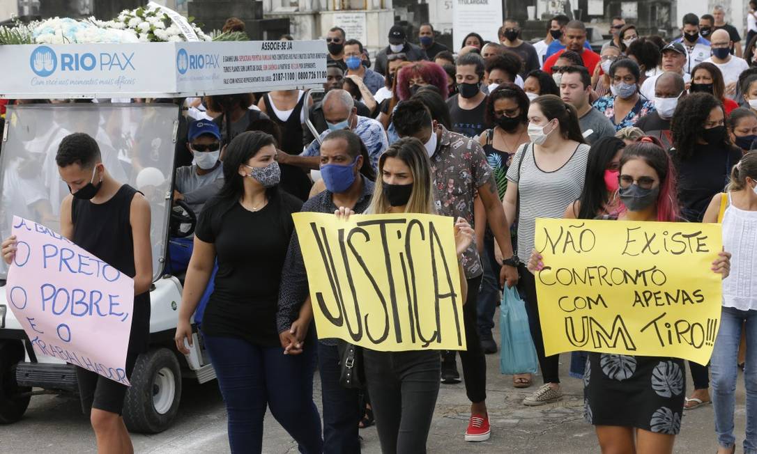Parentes e amigos protestaram contra a PM durante enterro e pediram justiça: 'Não existe confronto com apenas um tiro' Foto: Roberto Moreyra / Agência O Globo