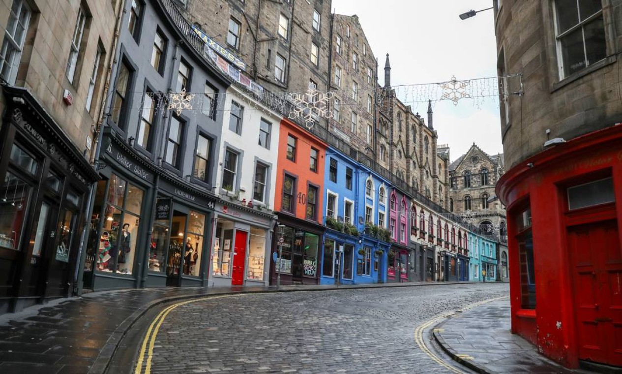 Uma rua vazia é retratada, em meio ao surto da COVID-19 em Edimburgo, Escócia Foto: RUSSELL CHEYNE / REUTERS