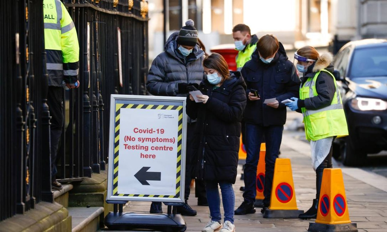 Pessoas fazem fila do lado de fora de um centro de testes de COVID-19 em Liverpool, Grã-Bretanha Foto: PHIL NOBLE / REUTERS