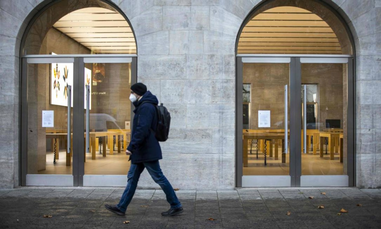 Mesas vazias são vistas na loja fechada da Apple, na avenida Kurfuerstendamm, em Berlim. a Alemanha voltou a intensificar as medidas restritivas no país nesta terça-feira Foto: ODD ANDERSEN / AFP