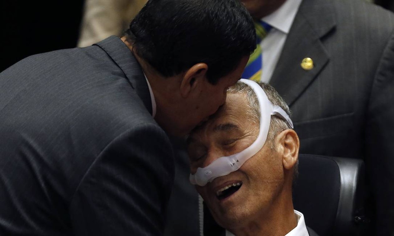 Mourão dá um beijo no general Villas Bôas durante sessão especial no Senado para homenagear o militar Foto: Jorge William / Agência O Globo - 12/08/2019