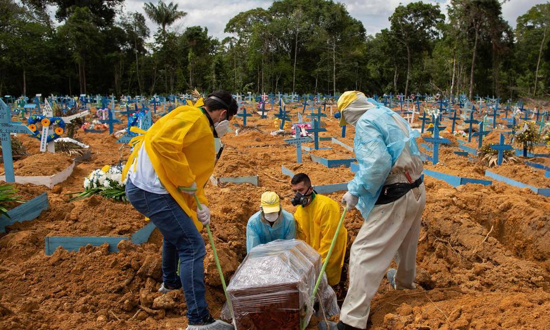 Cemitério de Manaus tem ala reservada para mortos pela Covid-19 Foto: MICHAEL DANTAS/AFP / MICHAEL DANTAS/AFP