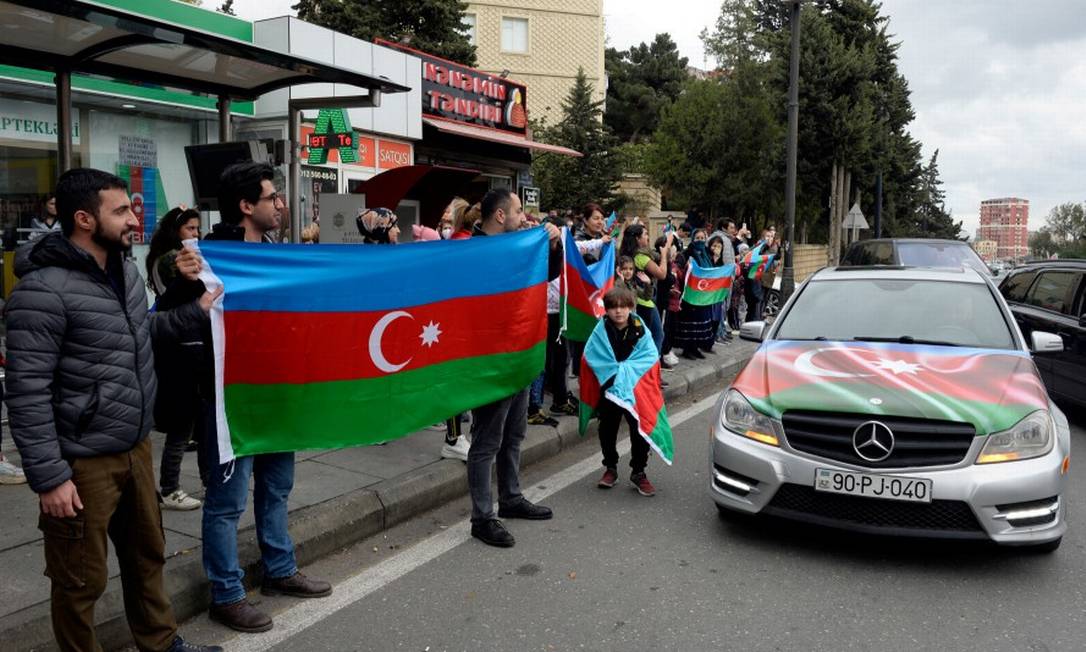 Cidadãos celebram com bandeiras do Azerbaijão após o presidente Ilham Aliyev afirmar que as forças do país haviam tomado a reguão de Shusha durante o conflito com a Armênia em Nargorno-Karabakh Foto: Reuters / 8-2-20